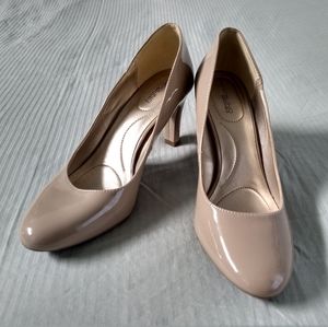 Bandolino B Flexible Nude Almond Toe Pumps 9 Heels